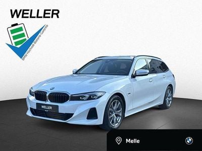 Mineralweiß (weiß) Gebraucht 2022 BMW 320e Shadowline Kombi | 25.450 € (Fairer Preis)
