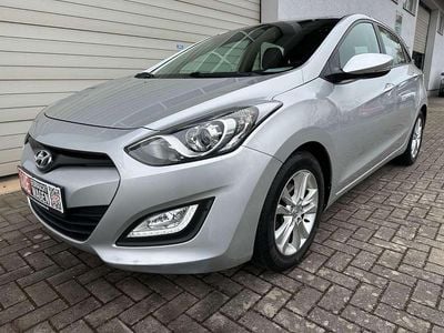Gebraucht Hyundai i30 Intro Edition 99 PS (72 kW) 2012 Silber Limousine