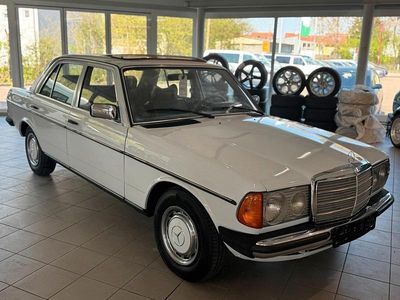 Second-hand Mercedes 250 130 CP (95 kW) 1978 Alb Berlinǎ