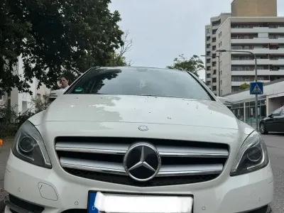 Gebraucht Mercedes B180 122 PS (89 kW) 2013 Weiß Kleinwagen