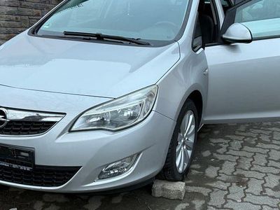 Gebraucht Opel Astra 140 PS (102 kW) 2011 Silber Limousine