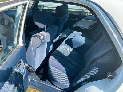 Second-hand Mercedes E230 1984 Alb Berlinǎ