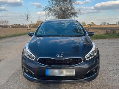 Gebraucht Kia Ceed Spirit 135 PS (99 kW) 2016 Grau Kleinwagen