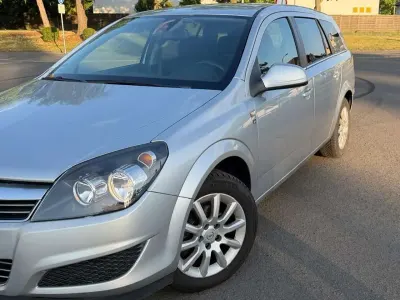 Gebraucht Opel Astra Edition 116 PS (85 kW) 2010 Silber Kombi