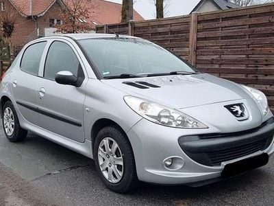 Gebraucht Peugeot 206+ 68 PS (50 kW) 2009 Silber Kleinwagen