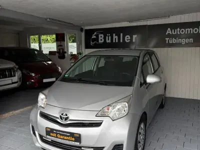 Gebraucht Toyota Verso-S Life 99 PS (72 kW) 2012 Silber Van / Kleinbus