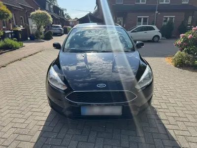 Gebraucht Ford Focus Ambiente 101 PS (74 kW) 2015 Schwarz Limousine