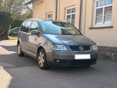 Second-hand VW Touran Highline 140 CP (102 kW) 2005 Albastru Monovolum