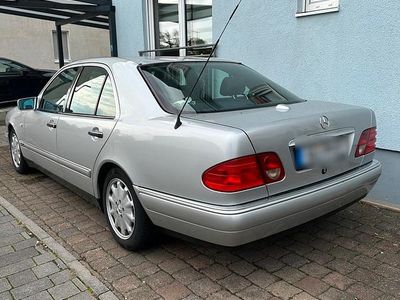 Second-hand Mercedes E280 Avantgarde 193 CP (141 kW) 1996 Argintiu Berlinǎ