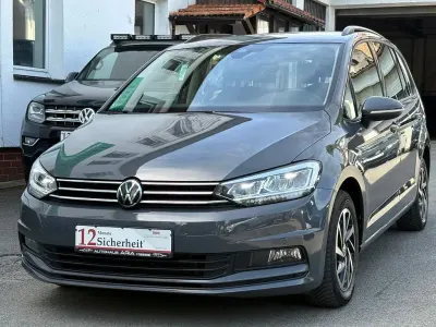 Gebraucht VW Touran Comfortline 150 PS (110 kW) 2023 Delfingrau Van / Kleinbus