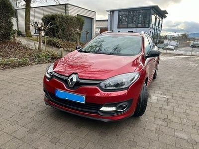 Gebraucht Renault Mégane III LIMITED 132 PS (97 kW) 2015 Rot Limousine