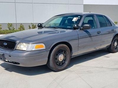 Usado Ford Crown Victoria 250 HP (183 kW) 2009 Cinzento Sedan