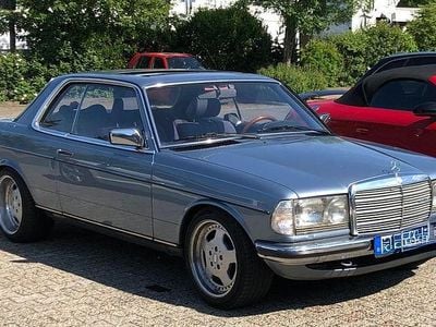 Second-hand Mercedes 230 136 CP (100 kW) 1985 Albastru Coupe
