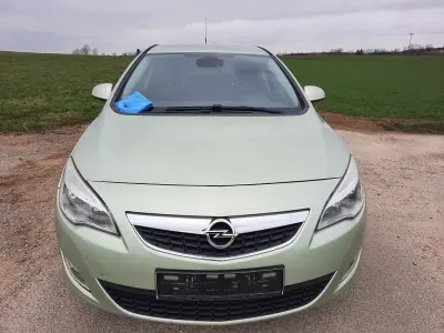 Używany Opel Astra Enjoy 116 KM (85 kW) 2011 Zielony Sedan/Limuzyna
