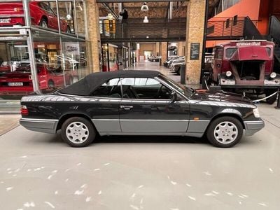 Gebraucht Mercedes E200 136 PS (100 kW) 1995 Schwarz Cabrio