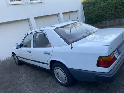 Gebraucht Mercedes 200 109 PS (80 kW) 1986 Weiß Limousine