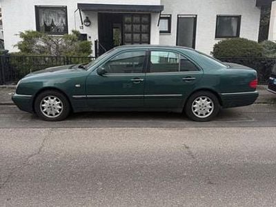 Usata Mercedes E200 136 CV (100 kW) 1998 Verde Berlina