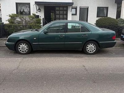 Second-hand Mercedes E200 1998 Verde Berlinǎ