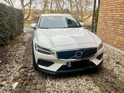 Weiß Gebraucht 2021 Volvo V60 CC Plus Kombi | 31.250 €