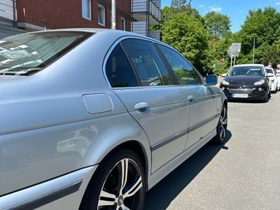 BMW 523