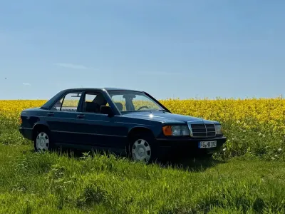 Używany Mercedes 190 118 KM (86 kW) 1988 Niebieski Sedan/Limuzyna