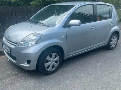 Gebraucht Daihatsu Sirion 71 PS (52 kW) 2008 Silber Kleinwagen