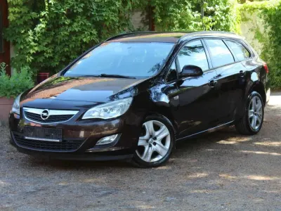 Gebraucht Opel Astra Design Edition 140 PS (102 kW) 2011 Braun Kombi