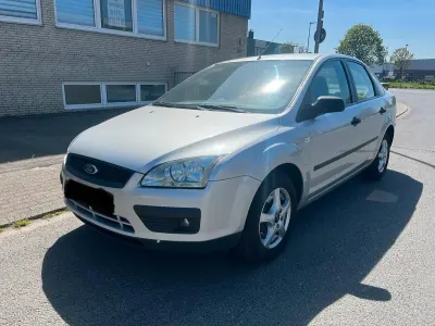 Gebraucht Ford Focus Trend 101 PS (74 kW) 2005 Silber Limousine