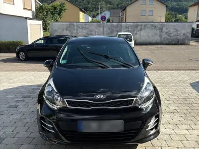 Gebraucht Kia Rio Attract 84 PS (61 kW) 2014 Schwarz Limousine