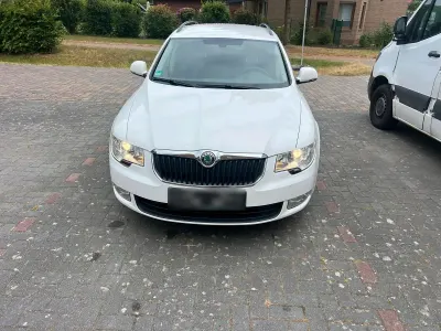 Gebraucht Skoda Superb 125 PS (91 kW) 2012 Weiß Kombi