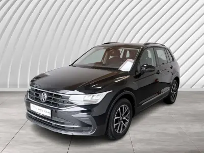 Gebraucht VW Tiguan Life 150 PS (110 kW) 2023 Deep black perleffekt SUV