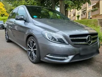 Gebraucht Mercedes B180 Urban 122 PS (89 kW) 2014 Grau Kleinwagen