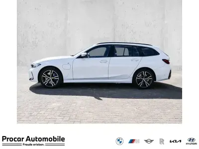 Gebraucht BMW 330e M Sport 292 PS (214 kW) 2025 Weiß Kombi