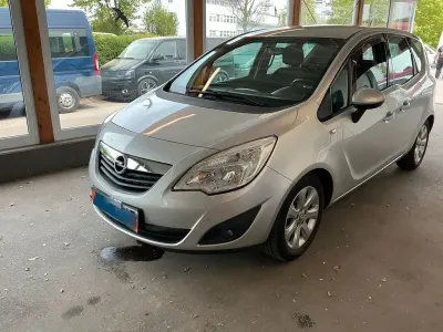 Gebraucht Opel Meriva Edition 101 PS (74 kW) 2010 Starsilber/silver iii Van / Kleinbus