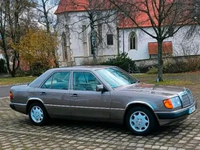 Second-hand Mercedes E230 132 CP (97 kW) 1991 Maro Berlinǎ