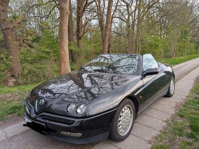 Begagnad Alfa Romeo Spider 150 HK (110 kW) 1998 Svart Cab