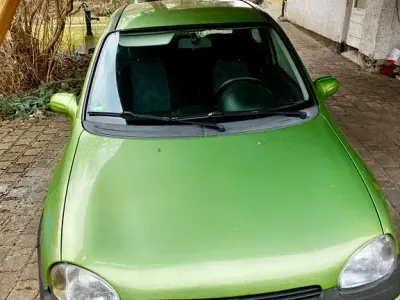 Usata Opel Corsa Edition 54 CV (39 kW) 2000 Verde Berlina