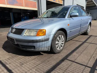 Gebraucht VW Passat Basis 125 PS (91 kW) 1997 Blau Limousine