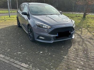 Grau Gebraucht 2016 Ford Focus Sport Kombi | 13.500 € (Guter Preis)