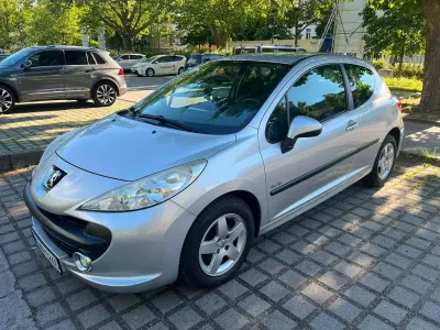 Gebraucht Peugeot 207 95 PS (69 kW) 2008 Silber Kleinwagen
