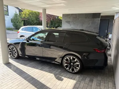 Gebraucht BMW 520 M Sport 197 PS (144 kW) 2025 Schwarz Kombi