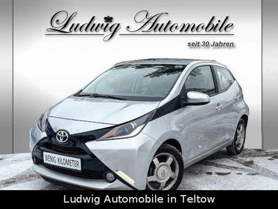 Silver metallic Gebraucht 2015 Toyota Aygo X-play Kleinwagen | 8.999 € (Etwas zu teuer)