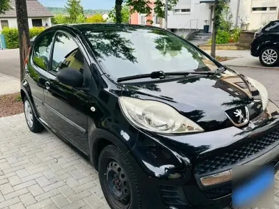Gebraucht Peugeot 107 68 PS (50 kW) 2012 Schwarz Kleinwagen