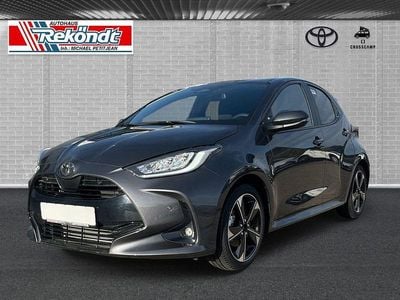Neu Toyota Yaris Hybrid Style 131 PS (96 kW) 2025 Grau Limousine