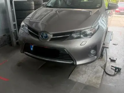 Gebraucht Toyota Auris Hybrid 136 PS (100 kW) 2014 Braun Kleinwagen