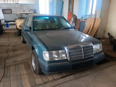 Używany Mercedes E230 184 KM (135 kW) 1983 Zielony Sedan/Limuzyna