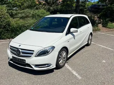 Używany Mercedes B180 122 KM (89 kW) 2012 Biały Minivan
