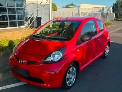 Gebraucht Toyota Aygo 68 PS (50 kW) 2005 Rot Kleinwagen