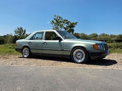 Second-hand Mercedes E230 136 CP (100 kW) 1987 Verde Berlinǎ