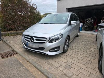 Używany Mercedes B200 Urban 156 KM (114 kW) 2017 Srebrny Minivan